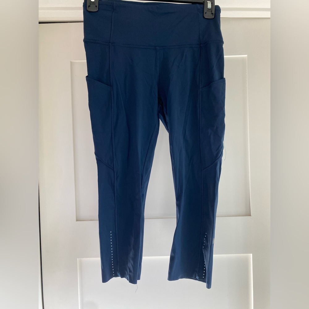 Lululemon 3/4 leggings with tiny hole